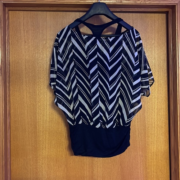 Arden B blouse Size Large black and white zig zag design. - Picture 3 of 4